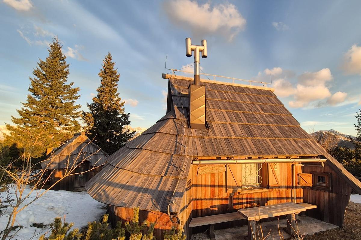 Koča Kamrica on Velika planina and its mountain surroundings