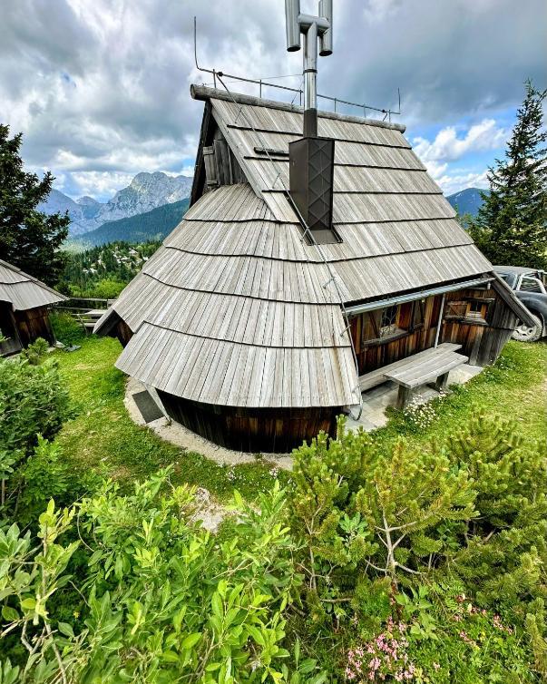 Koča Kamrica auf der Velika planina in einer Berglandschaft