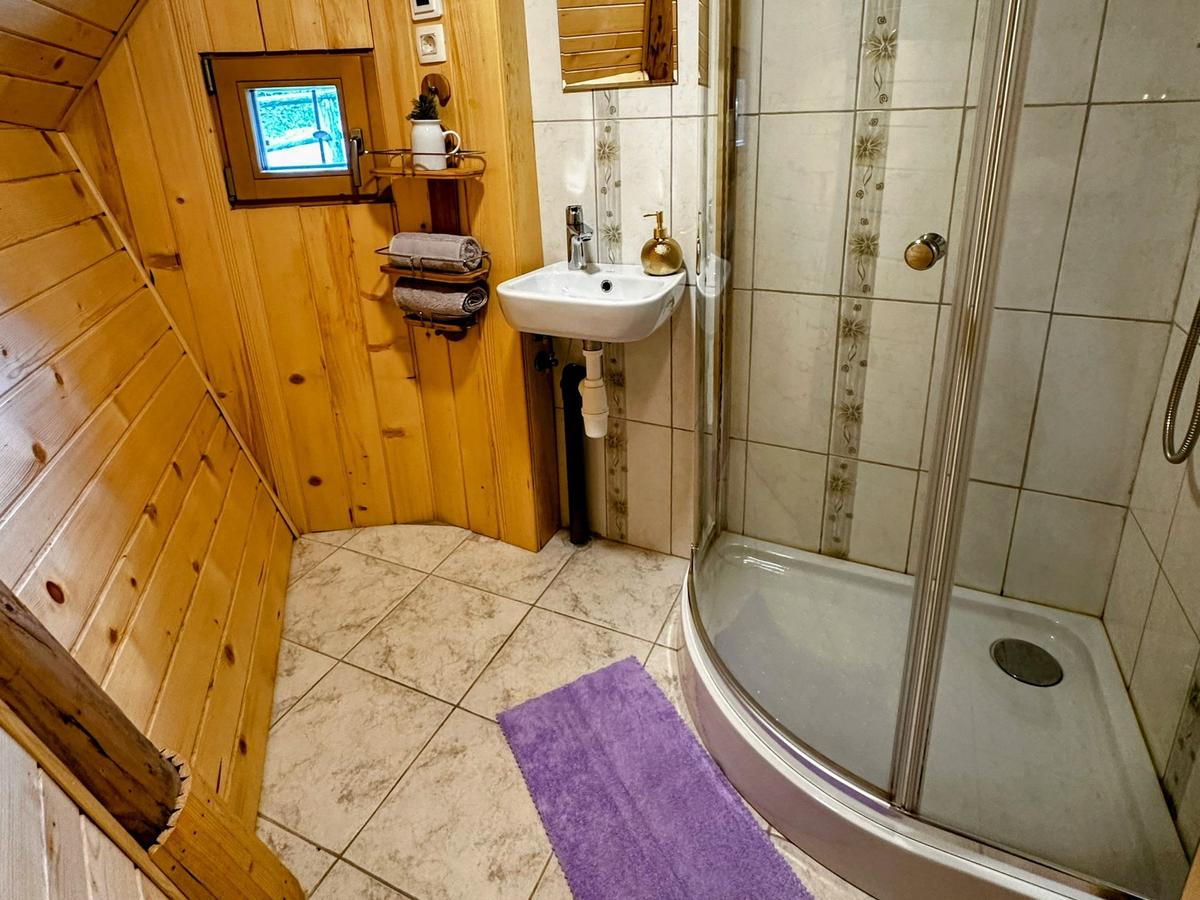 Eigenes Badezimmer in Koča Kamrica