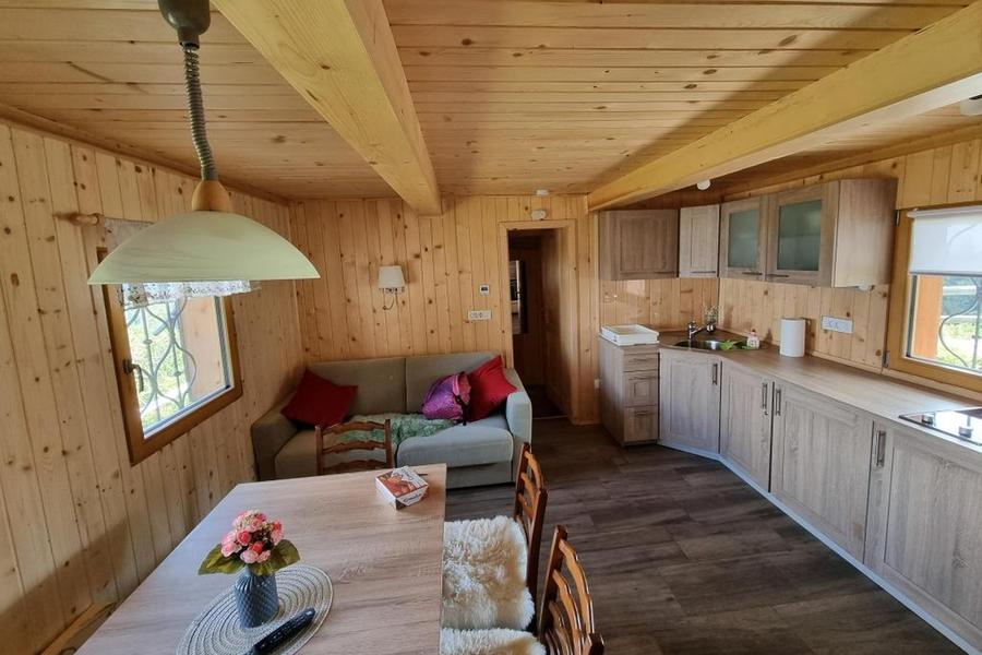 Cucina e zona pranzo di Koča Kamrica