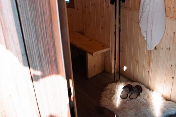 Dettagli in legno degli interni di Koča Kamrica