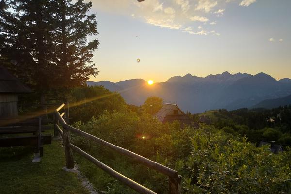 Atmosfera serale presso Koča Kamrica