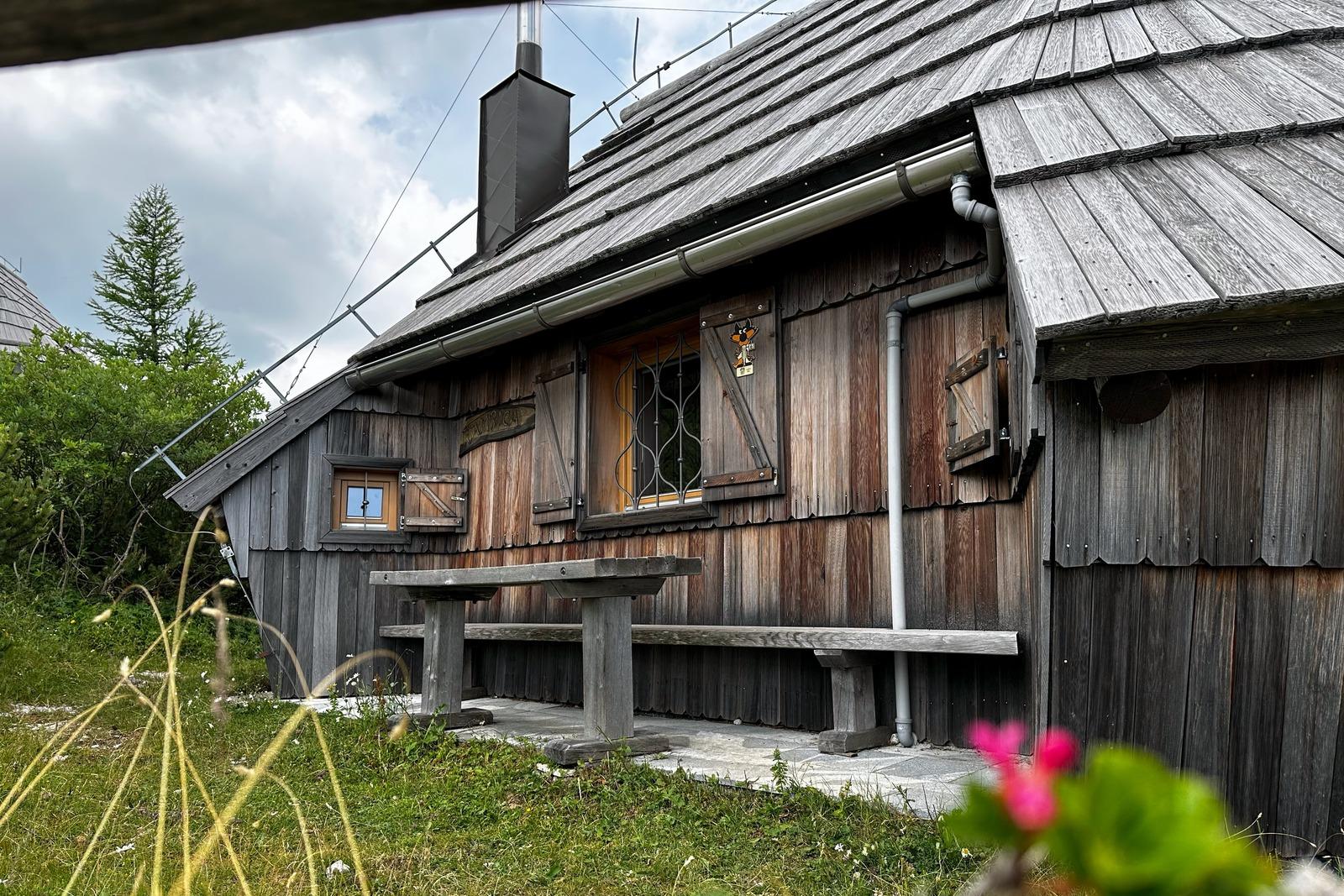 Vista esterna di Koča Kamrica sulla Velika planina